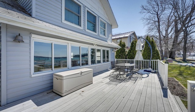Lakefront Michigan Cottage - Deck, Grill & Kayaks!