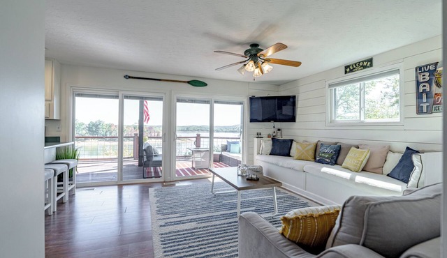 Lakefront Paradise with Stunning Views – Your Perfect Getaway!