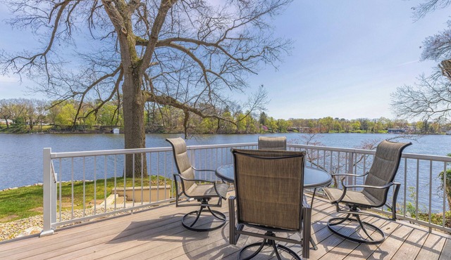 Lakefront, private bar- pet friendly