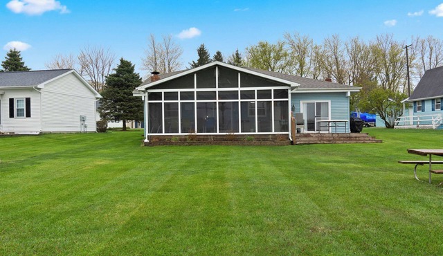LAKEFRONT RETREAT with private dock, Relax, play & gather with family & friends.