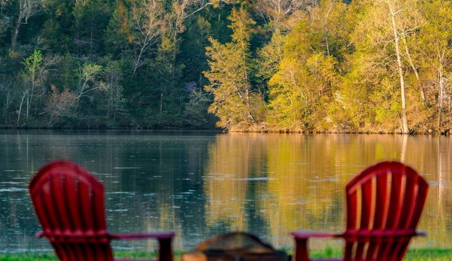 Lakefront! w/Kayaks, Hot Tub, Pool. Firepit, Park with Playground & Disc Golf.