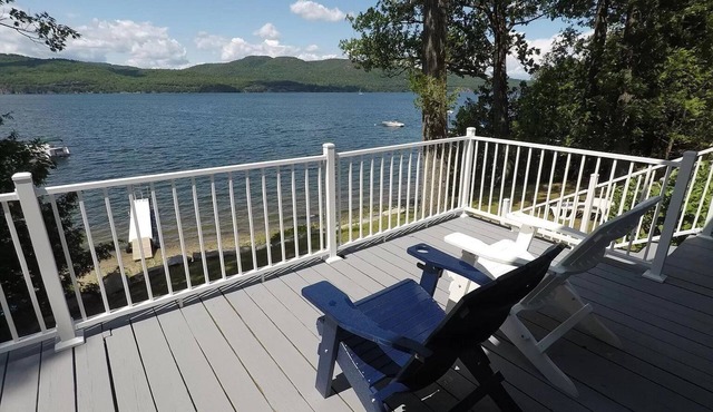 Lakefront w/large deck, screened porch, dock, private lakefront. Pet friendly!
