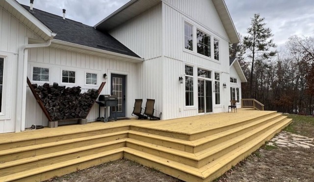 Lakefront & Woods Retreat