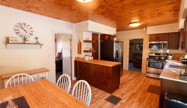 Lakeview, pet friendly apartment with lake access by the Juniper Motel