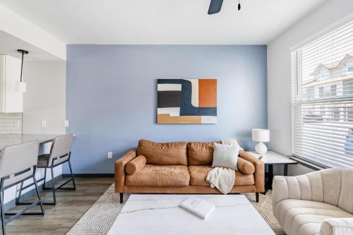 Landing Chic 3BD Game Room Yoga Studio