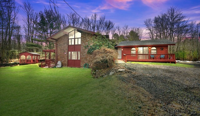 Large Catskills Private Property. Sunset Estate! ❤️ 5 Star, Hottub, Island, ski in Monticello