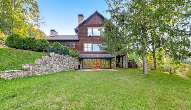 Large home with river access, fireplace & covered porch - nearby fishing in Whittier