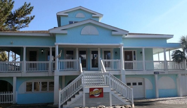 LARGE,Pool,pool table,Arcade,2 Golf Carts,6 Kayaks,free linen,Hot Tub,near beach