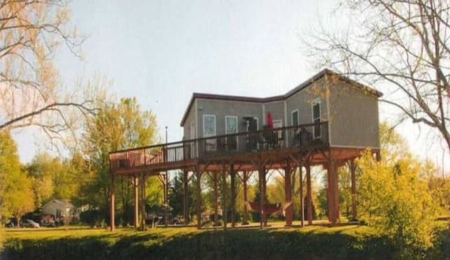 Loft Cabin on Stoner Creek - 3 minutes from Downtown Paris KY
