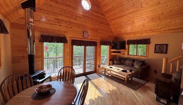 Log cabin on the lake. Perfect for fishing. Next to 4 ATV trails
