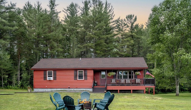 Log Haven: private 3 bedroom log cabin, sleeps 6, AC, media room, pet friendly!