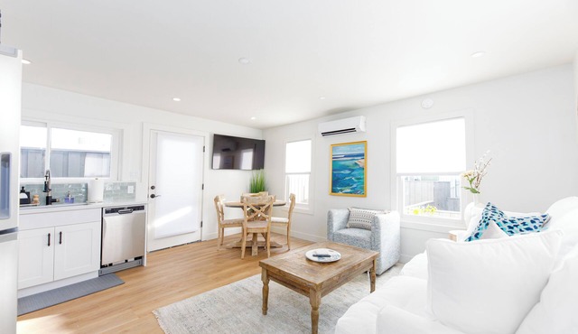 Lovely 1-bedroom cottage with AC near East Beach