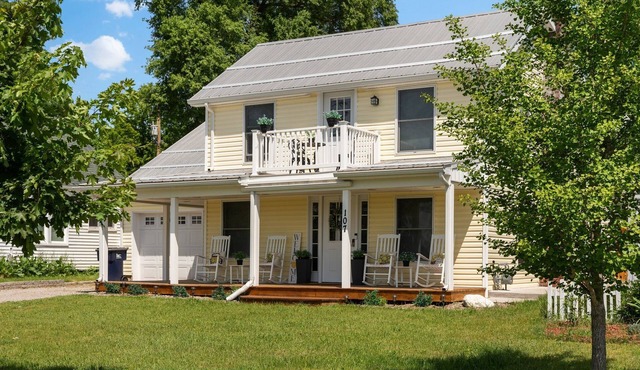 Lovely Bellaire home across from park with beach, walk to Shorts, spa, fun games
