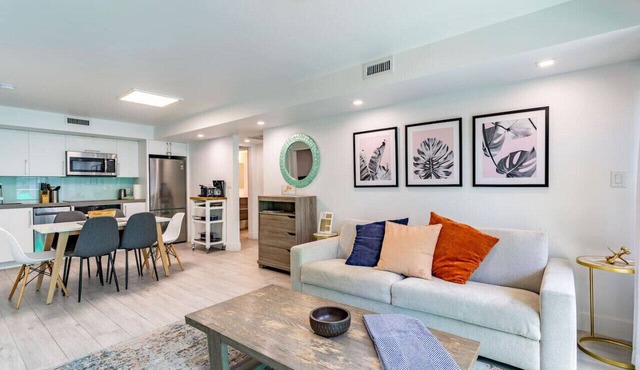 Lux 2-Bedroom w/Parking – 6 Blocks from Lincoln Rd