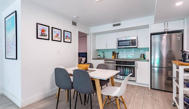 Lux 2-Bedroom w/Parking – 6 Blocks from Lincoln Rd
