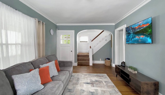 Lux 3BR, King Bed, Parking, Near UofR & Airport