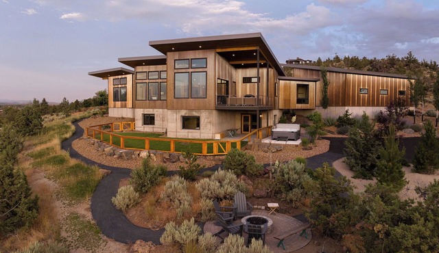 Luxe 4BR/3BA Retreat on 10 Private Acres Hot Tub Smith Rock & 9 Cascade Peak