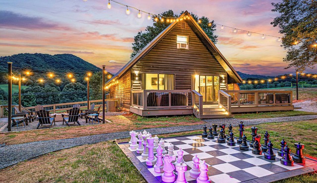 Luxe A-Frame, Stunning Views, Pickleball, Sauna, Mini Golf, Mins to Downtown AVL