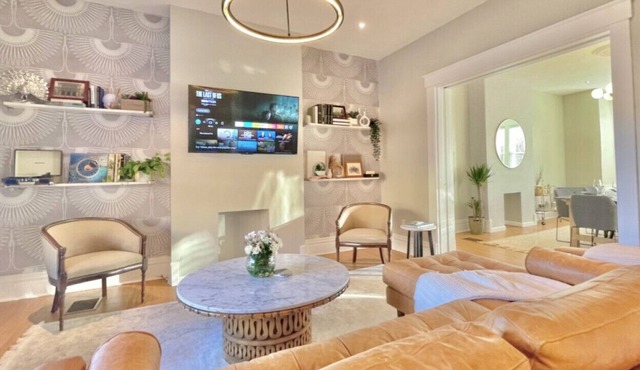 Luxe Beechview Manor | Sleeps 14 | Central in Pittsburgh