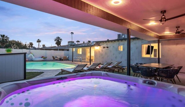 Luxe Home 4B3B with Heated Pool/Jacuzzi & Parking