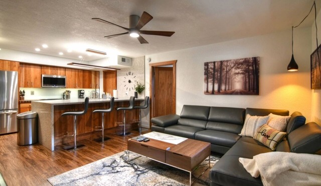 Luxurious 2B/2B Executive Condo Pets Considered, Heated Community Pool & Hot Tub