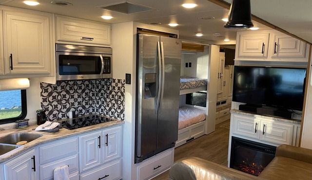 Luxurious 5BD 2BA Class A RV Thor Experience @ KHP