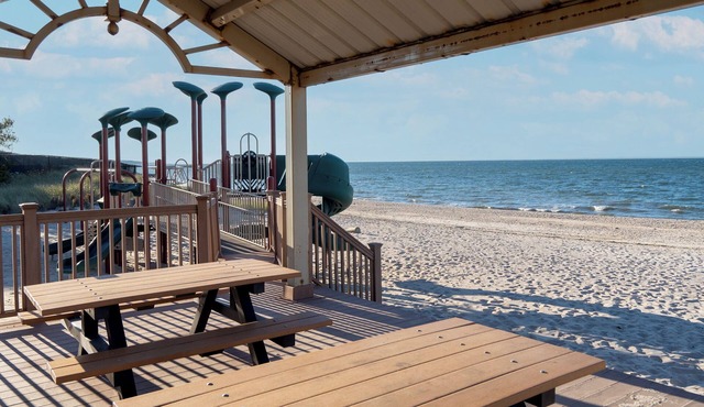 Luxurious Mermaid Inn Beach House: Hot Tub, Games
