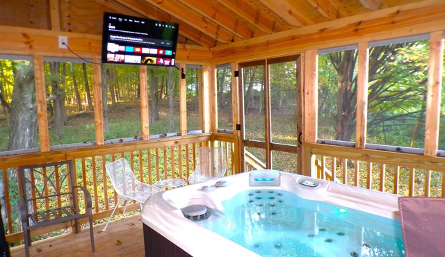 Luxurious Serene Loft Cabin with Hot-Tub in the Heart of the Catskills