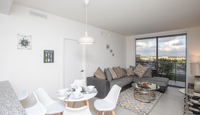 Luxury 1BD/1BT Apartment in Downtown Doral