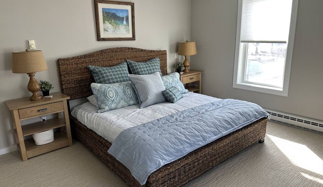 Luxury 2 bed apt in Northport! Walk to everything (next door to Piper apt)