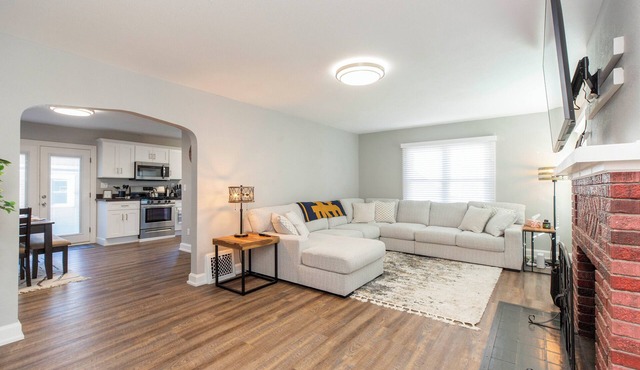 Luxury 4 BR 2 BA home walking distance to Notre Dame