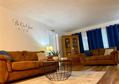 Luxury 5BR, 2 BA home near Notre Dame- Game Room!