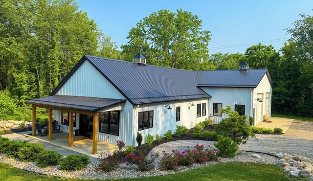 Luxury Barndo Retreat - Sleeps 18, Hot Tub, Lake & Sports Barn