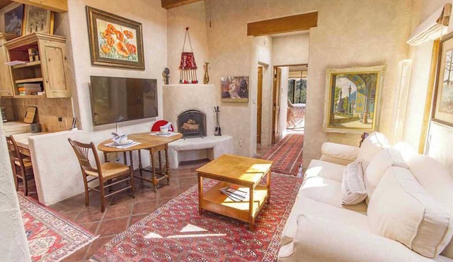 Luxury Guesthouse w Views, Private Sauna & Hot Tub- 30 day minimum.