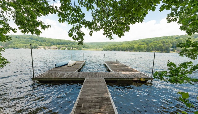 Luxury Lakefront Escape w/Sauna & Hot Tub