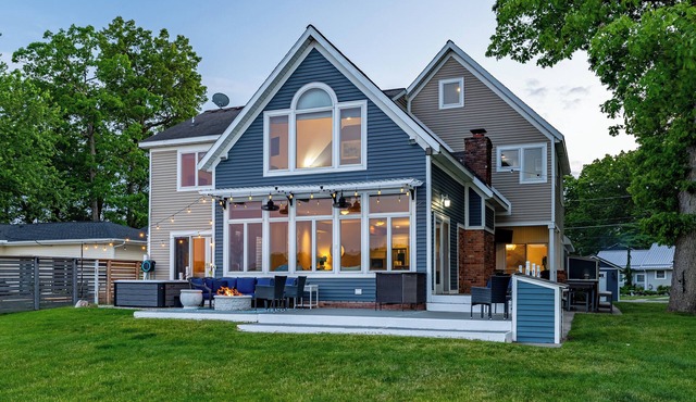 Luxury Lakefront Home: Hot Tub l Beach l Sleeps 15
