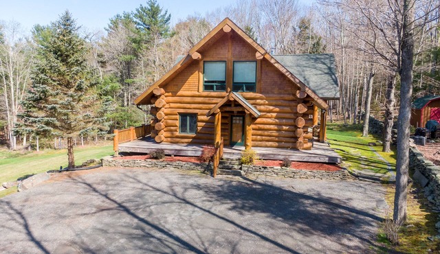 Luxury Log Cabin-Windham Mountain. Amazing sunsets, large lawn, deck, fireplace