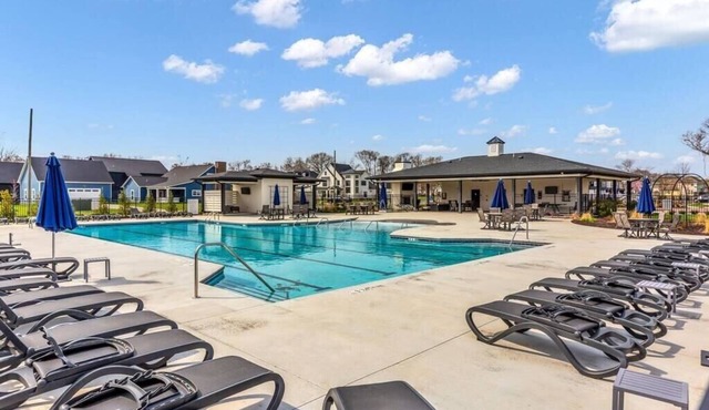 Luxury Massive Townhome, Pool, Elevator, Amenities