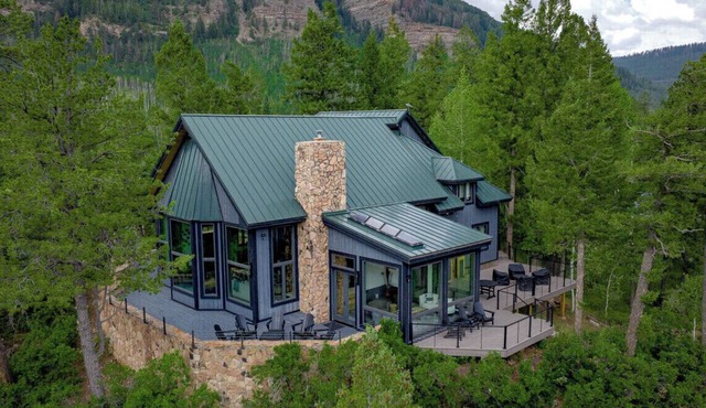 Luxury Modern Mountain Home w/Amazing Lake & Mountain Views. 2 Miles to Purg in Durango