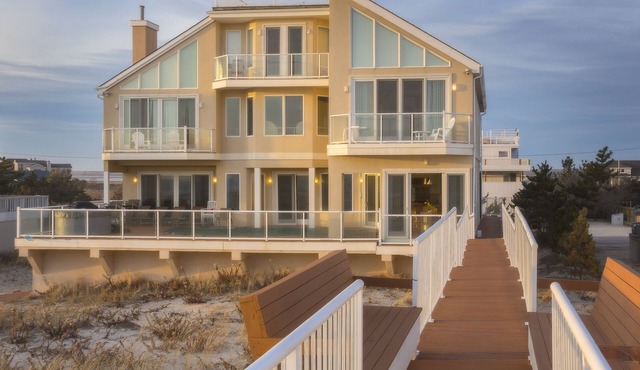 Luxury Oceanfront 8-BR House Pool & Hot Tub Facing the Ocean - Last Min Deals!