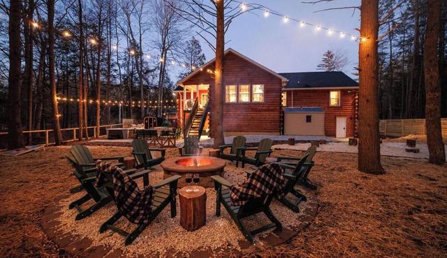 Luxury Poconos Summer Stay! 8BR Kayaks, Sauna, Hot Tub Sleeps 18