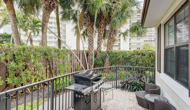 Luxury Pompano beach Vacation With Pool & minutes to beach.