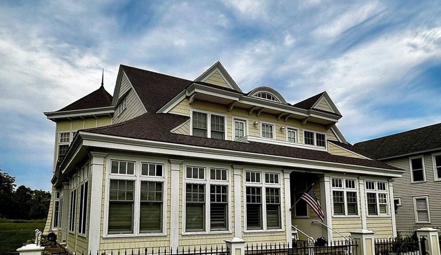 Luxury Retreat on Mackinac Island: Grand Views & Unbeatable Location