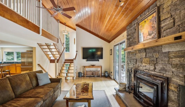Maple House: 4 br, fireplace, a/c, hot tub, deck, community summer pool! in Stowe