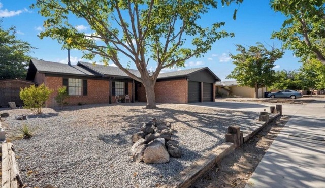 Marvelous 3-bedroom house with a GameRoom in Albuquerque.