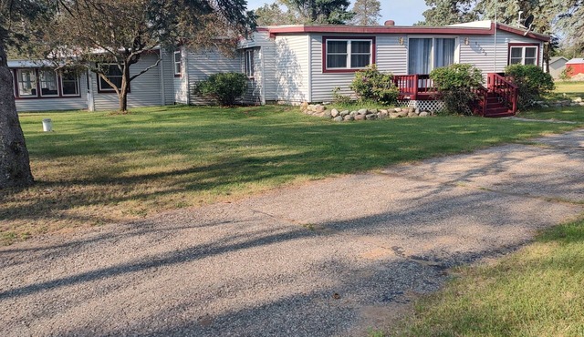 Marvelous 4-bedroom 2 bath pet friendly home in St. Helen for your getaway