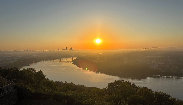 Marvelous river view 2-bedroom condo with AC & heat in Cincinnati