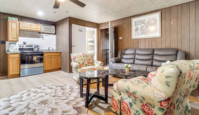 Metro Detroit Home Base w/Yard, Pets Welcome!
