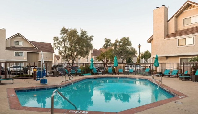 Metro PHX STUDIO KING BED DOWNSTAIRS sleeps 4 modern design best amenities