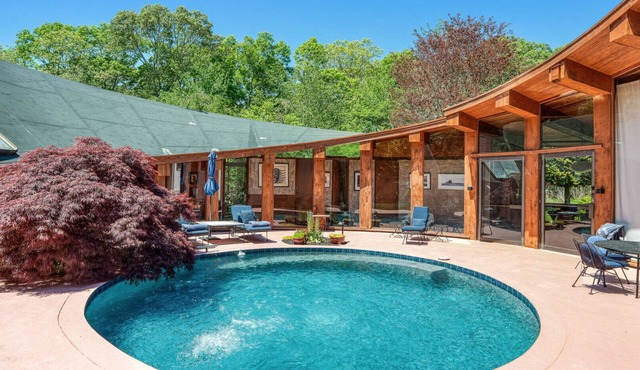 Mid-Century Modern Retreat